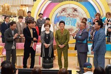 「上沼恵美子×坂上忍の東西べしゃり歌合戦」に出演する（手前左から）FUJIWARA、上沼恵美子、坂上忍、サンドウィッチマンら。(c)フジテレビ