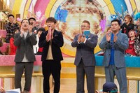 （手前左から）FUJIWARA、サンドウィッチマン。(c)フジテレビ