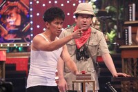 （左から）武井壮、佐藤二朗。(c)フジテレビ