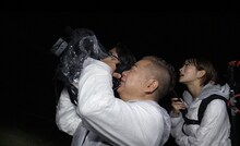 「動物リアルガチ図鑑」で自らカメラマンとなって野生生物の撮影に挑む出川哲朗と夏菜（右）。(c)TBS