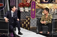 左から有吉弘行、皇治。(c)日本テレビ