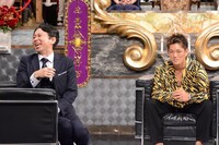 左から有吉弘行、皇治。(c)日本テレビ
