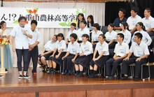 生徒たちにギャグを披露するアインシュタイン稲田。(c)MBS