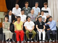 八重山農林高校を訪れる明石家メンバー。(c)MBS