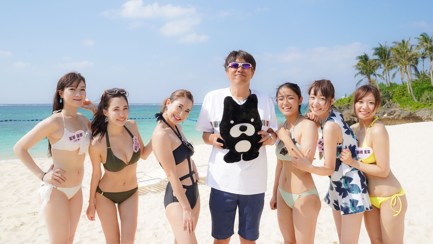 石橋貴明（左から4人目）と「恋する沖縄48時間ムーンビーチでタカさんチェック！」に出演する女性たち。
