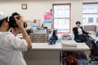 「新米記者ちえみのLIFE IN DENIM」撮影中の様子。