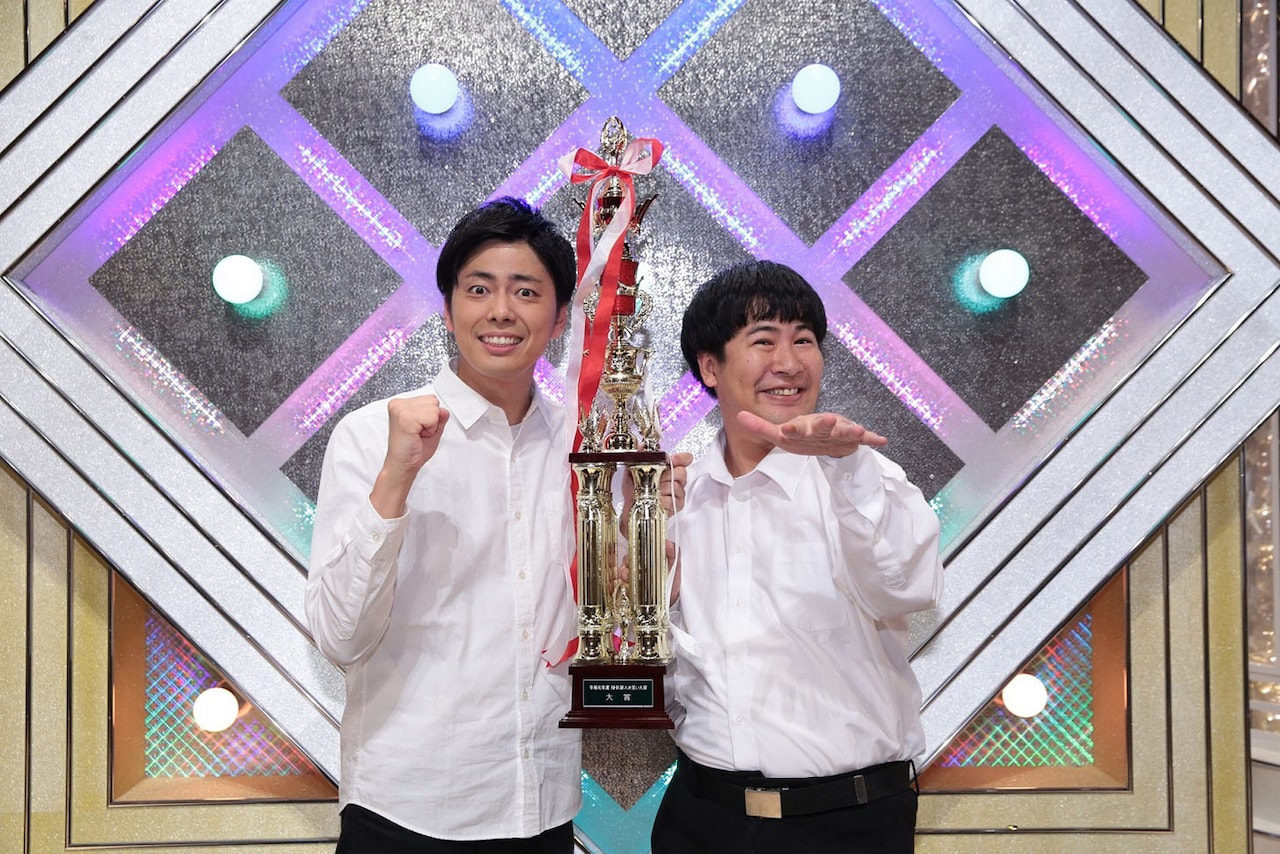 「令和元年度NHK新人お笑い大賞」で優勝したラフレクラン。左が西村真二、右がきょん。(c)NHK