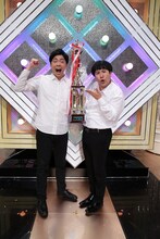 「令和元年度NHK新人お笑い大賞」で優勝したラフレクラン。左が西村、右がきょん。(c)NHK