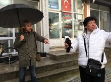 「迷宮グルメ 異郷の駅前食堂」でトルコを訪れるヒロシ（左）。(c)BS朝日