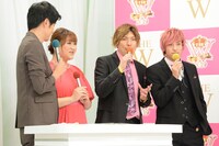 左から青木源太アナウンサー、りんごちゃん、EXIT。