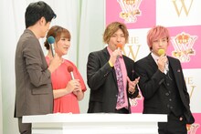 左から青木源太アナウンサー、りんごちゃん、EXIT。