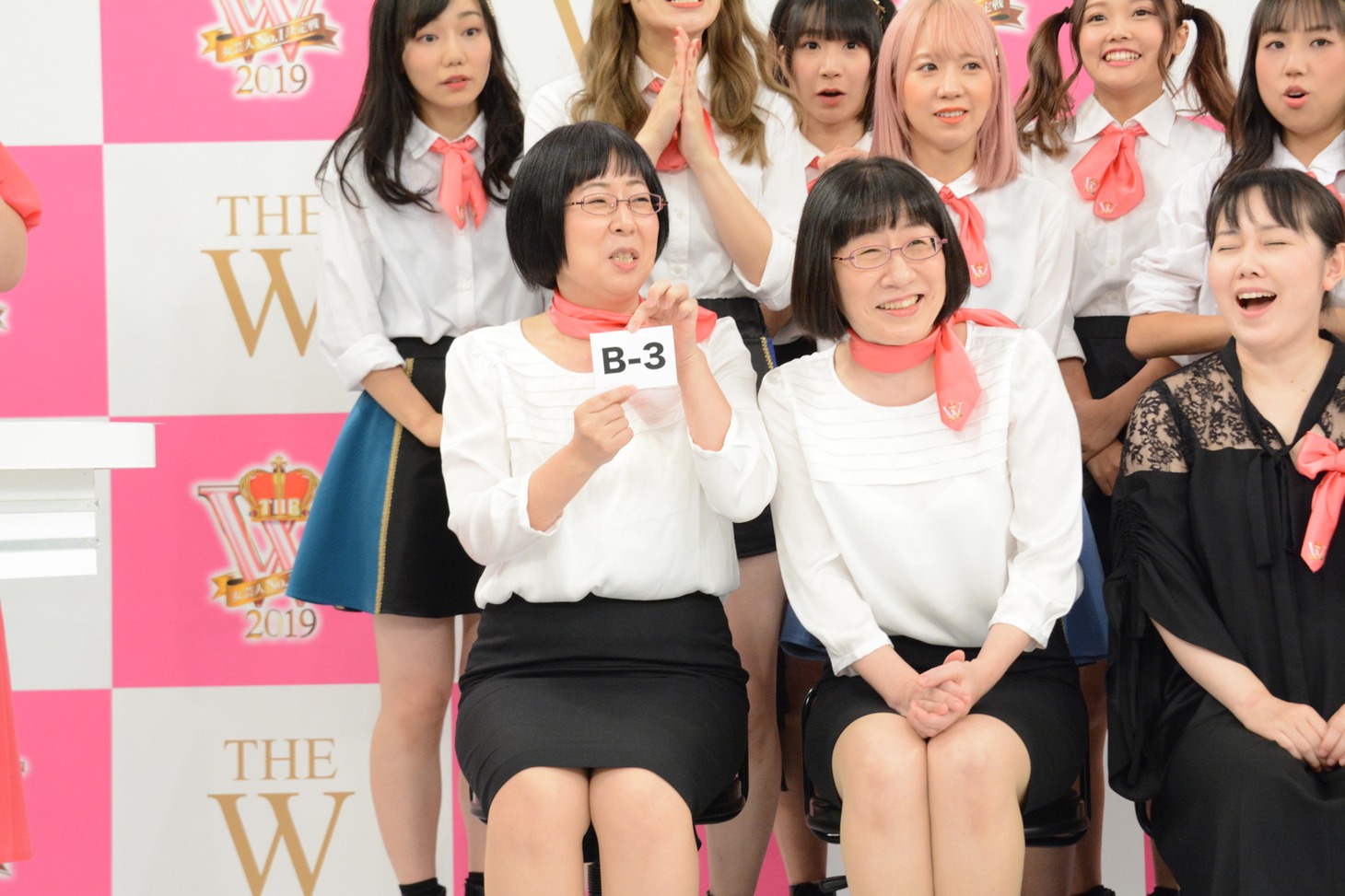 ブロック分け抽選の様子。後半の出番を引いて安堵する阿佐ヶ谷姉妹。