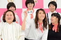 ブロック分け抽選の様子。トリを引いて喜ぶ紺野ぶるま。