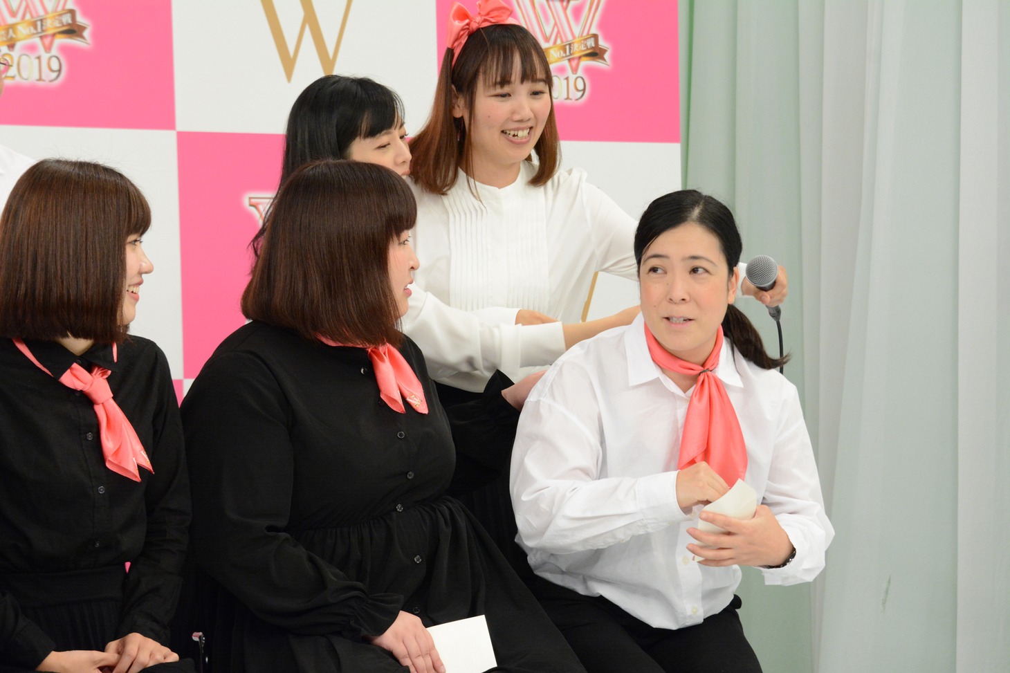 ブロック分け抽選の様子。「緊張しすぎて喘息が出てきた」というそのこ。