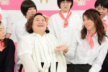 左からおかずクラブ・ゆいP、紺野ぶるま。
