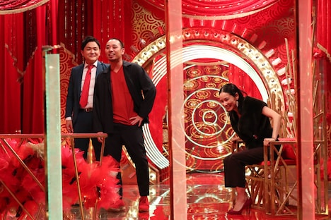 千鳥と初回ゲストの吉田羊（右）。(c)関西テレビ