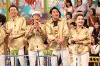 （左から）アンガールズ田中、武田真治、ますだおかだ岡田、デヴィ夫人。(c)フジテレビ