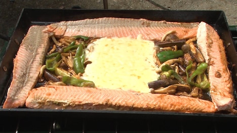 うしろシティ阿諏訪が作るサーモンタッカルビ。(c)BS日テレ