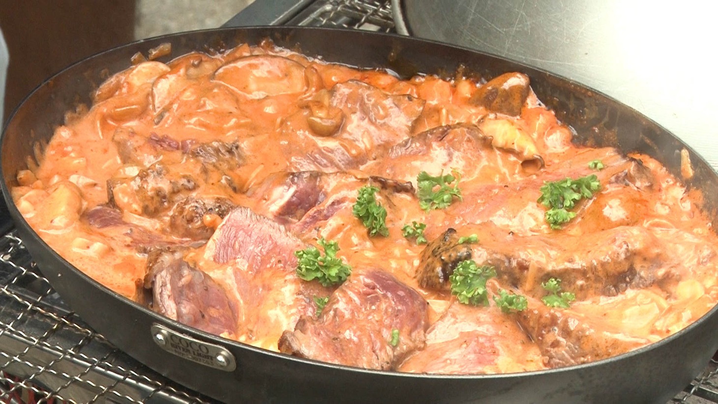 田中ケンが作る牛肉のダイアンソース和え。(c)BS日テレ