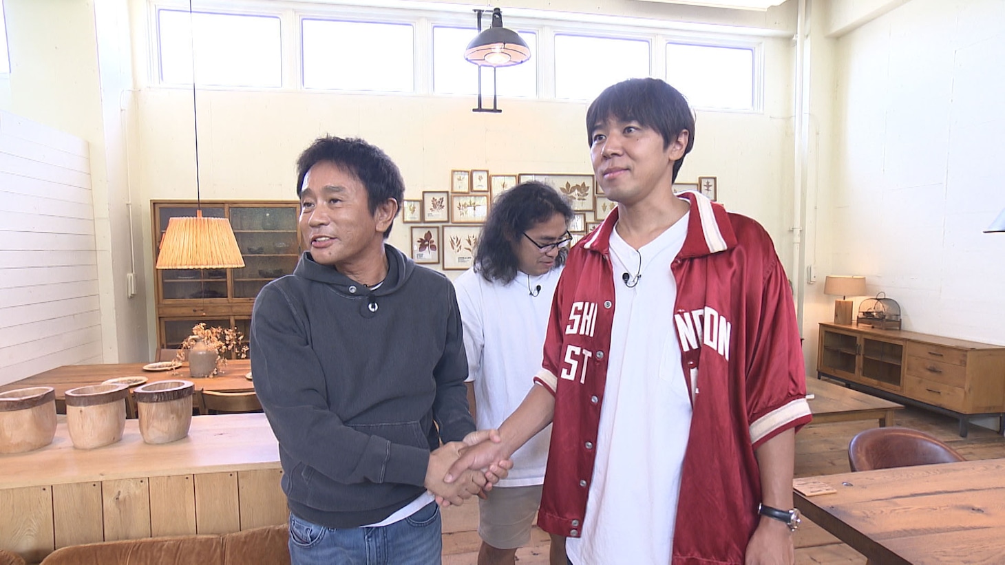 高額ソファを購入すると決断したロッチ・コカドに感激し、握手するダウンタウン浜田。(c)MBS