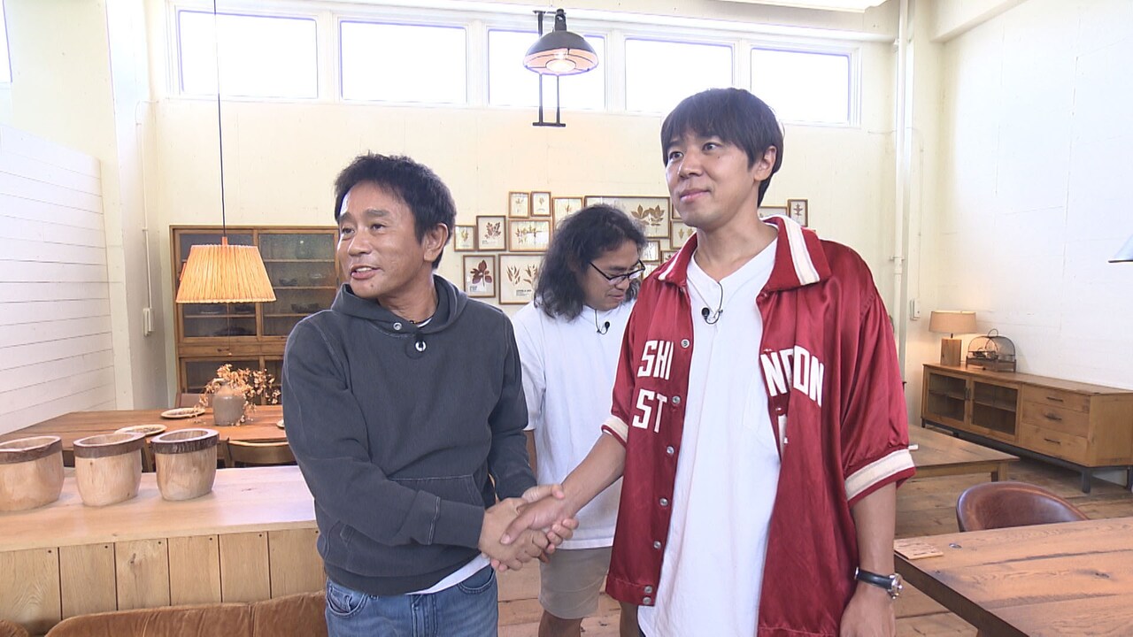 高額ソファを購入すると決断したロッチ・コカドに感激し、握手するダウンタウン浜田。(c)MBS