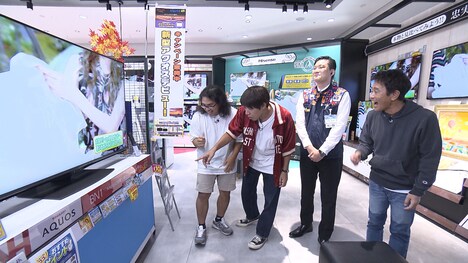 最新テレビが次々と登場するも、その値段に思わず尻込みするロッチ中岡。(c)MBS