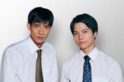 中島歩（左）と重岡大毅（右）が演じるお笑いコンビ・カニすべからく。