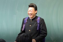 「BACK TO SCHOOL！初回2時間SP」で北海道の高校に“転校”するANZEN漫才みやぞん。(c)フジテレビ