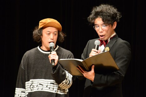 MCを務めた（左から）エレキコミックやつい、片桐仁。