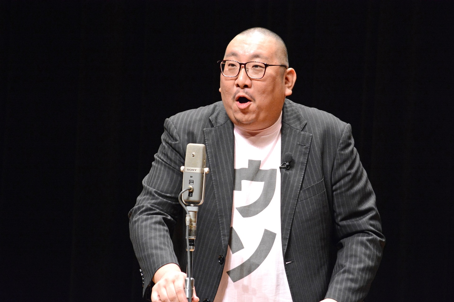 ウソTシャツを着て漫談を披露していた頃の街裏ぴんく。