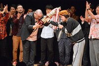 優勝トロフィーを受け取る街裏ぴんく。