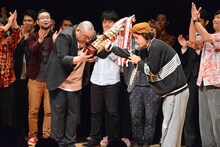 優勝トロフィーを受け取る街裏ぴんく。