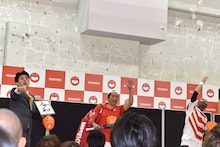 飴と共に合格者の記載された紙が封入された小袋をオーディション参加者たちへ投じる（左から）ビスケッティ佐竹、キャベツ確認中しまぞうZ、レイザーラモンRG。