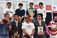 囲み取材中のワンシーン。