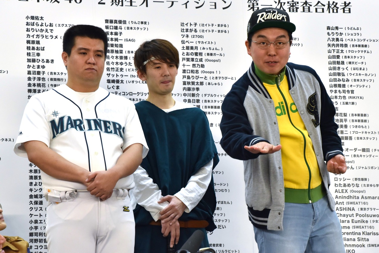 ジェラードンの3人。かみちぃ（右）がパントマイムを披露している様子。