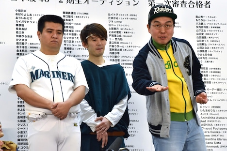 ジェラードンの3人。かみちぃ（右）がパントマイムを披露している様子。