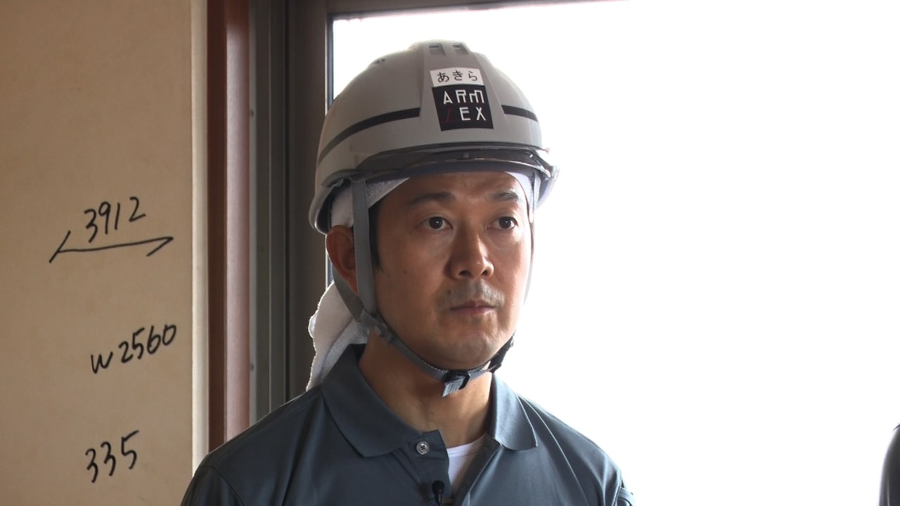 「それって!?実際どうなの課」で解体工の仕事に挑戦するアキラ100%。(c)中京テレビ