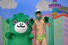 左からちびゴジラ、小島よしお。