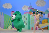 左からちびゴジラ、小島よしお。