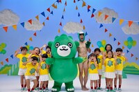 子供たちに囲まれるちびゴジラと小島よしお。