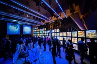 「にしのあきひろ 光る絵本展」の様子。