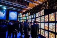 「にしのあきひろ 光る絵本展」の様子。