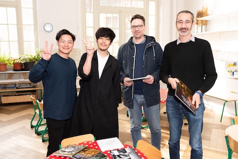 フランス語版「えんとつ町のプペル」を寄贈したキングコング西野(左から2人目)。