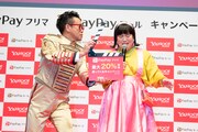 新CM発表会の様子。左から宮川大輔、ゆりやんレトリィバァ。