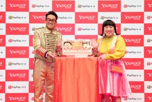 新CM発表会の様子。左から宮川大輔、ゆりやんレトリィバァ。