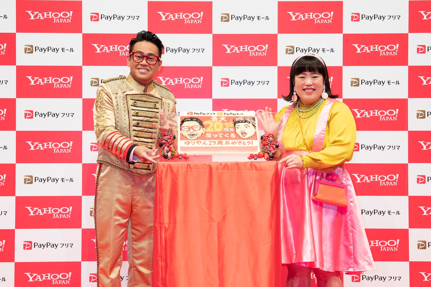 新CM発表会の様子。左から宮川大輔、ゆりやんレトリィバァ。