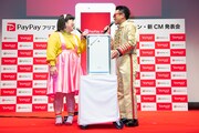 新CM発表会の様子。左からゆりやんレトリィバァ、宮川大輔。