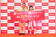 新CM発表会の様子。左から宮川大輔、ゆりやんレトリィバァ。