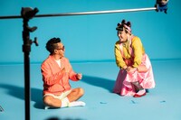 CM撮影中の様子。左から宮川大輔、ゆりやんレトリィバァ。