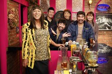 「FNS27時間テレビ～にほんのスポーツは強いっ！～」内の「たけし・さんまの有名アスリートの集まる店」に出演する（手前左から）明石家さんま、村上信五、ビートたけし、（後列左から）桐生祥秀、浜口京子、村上佳菜子。(c)フジテレビ